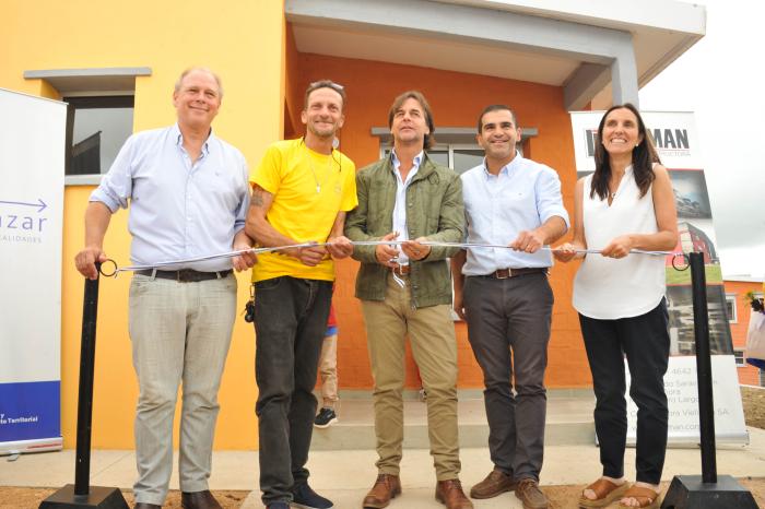 Presidente Lacalle Pou en entrega de viviendas del Plan Avanzar en Melo