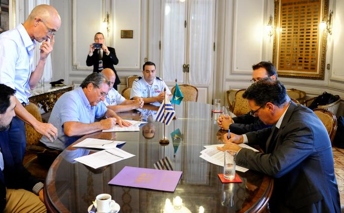 Firma de un convenio para la adquisición de seis aeronaves Super Tucano, para la Fuerza Aérea.