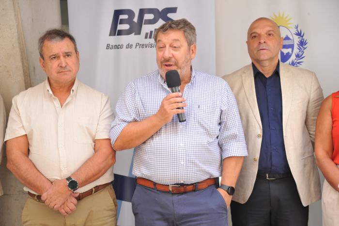 Entrega de viviendas a jubilados y pensionistas del BPS