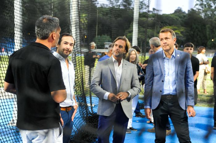 Presidente Lacalle Pou en recorrida por la Pista de Atletismo