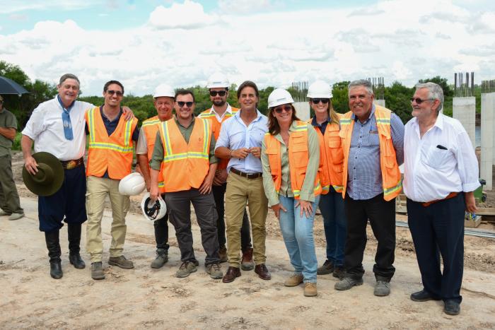 Lacalle Pou en recorrida por obras de puente sobre río San Salvador