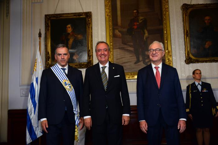 Yamandú Orsi recibió saludos protocolares de autoridades nacionales y extranjeras