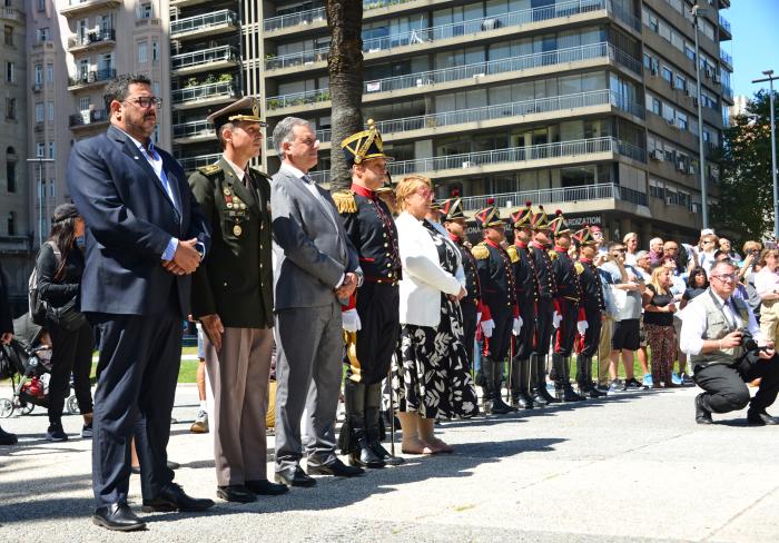 Presidente Yamandú Orsi en el relevo de guardia del Regimiento Blandengues de Artigas