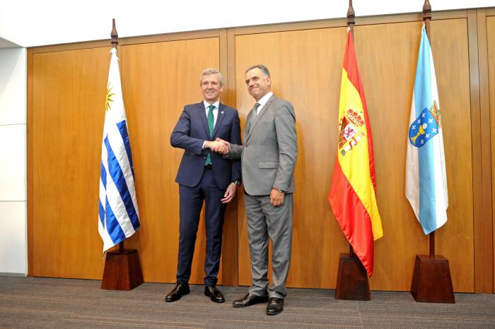 Yamandú Orsi con el presidente de la Xunta de Galicia
