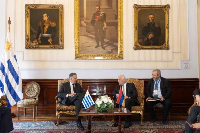 Reunión de los presidentes de Uruguay y Armenia