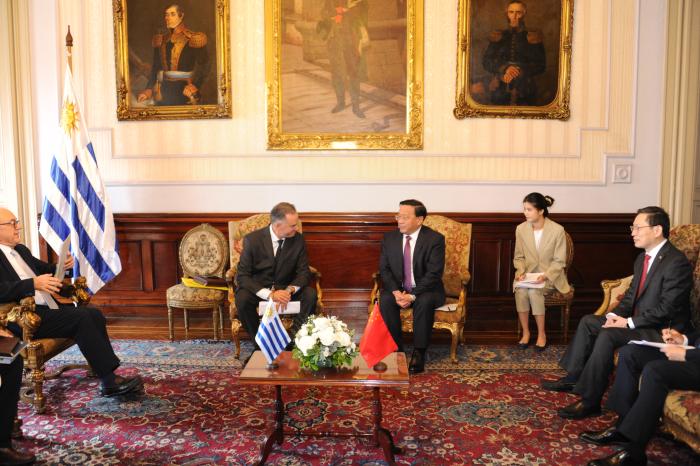 Presidente Yamandú Orsi en reunión bilateral con delegación de China