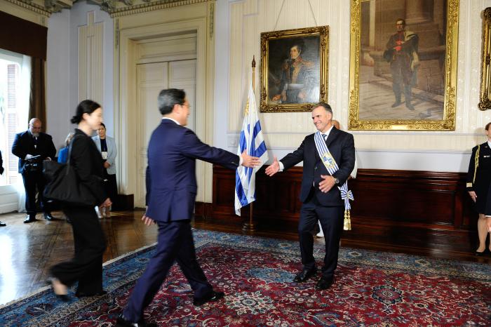 Yamandú Orsi recibió saludos protocolares de autoridades nacionales y extranjeras