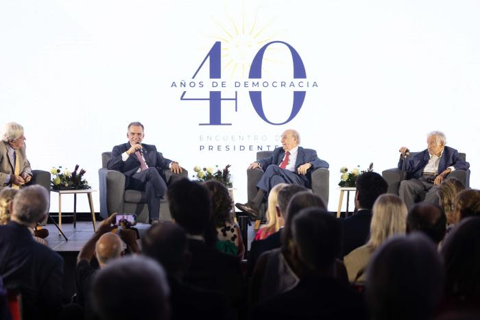 Presidente Yamandú Orsi en encuentro por 40 años de democracia