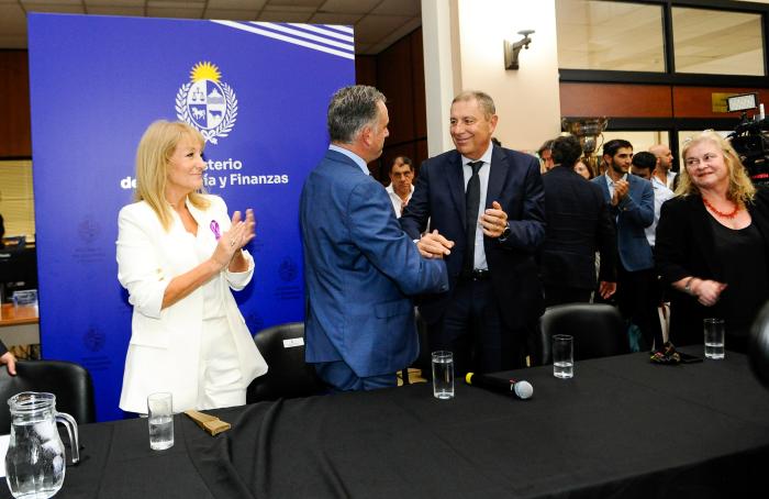 Presidente Yamandú Orsi en asunción de autoridades del MEF