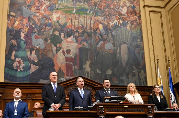Presidente, profesor Yamandú Orsi, al Palacio Legislativo