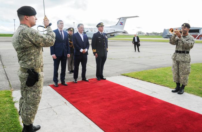 Llegada del presidente Yamandú Orsi de su primer viaje oficial