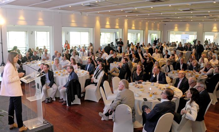 Yamandú Orsi participó en el desayuno de trabajo convocado por el Instituto Pasteur