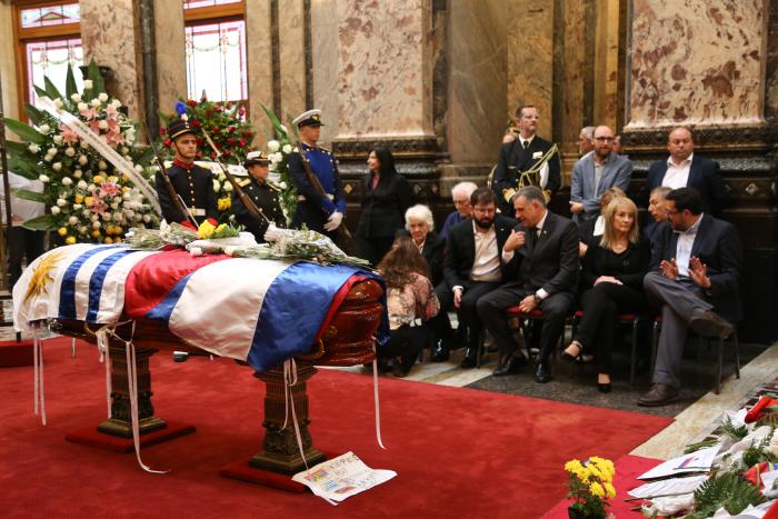 Presidente de Chile, Gabriel Boric, participa en velatorio del expresidente Mujica