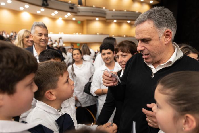 presidente Orsi con niños de escuelas rurales