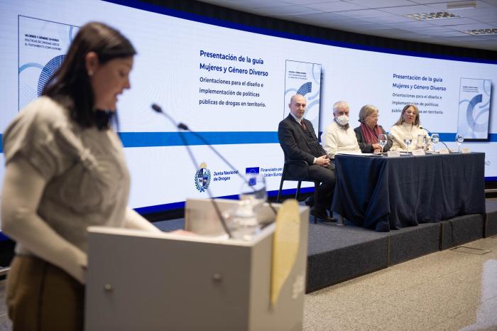 SND presentó guía para tratamiento de mujeres y personas de género diverso usuarias de drogas