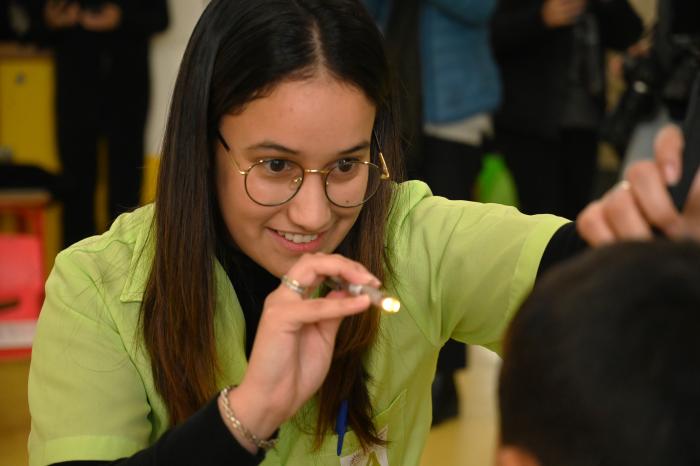 Programa de salud visual entrega lentes gratuitos a escolares