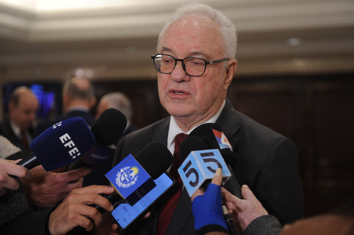 Canciller Lubetkin junto a autoridades y participantes del evento posa frente a cámara.