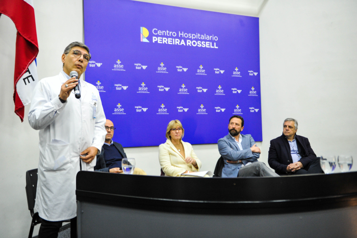 Director del hospital Pereira Rossell diserta de pie con micrófono en mano.