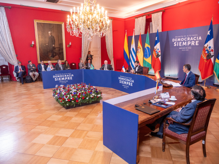 Presidentes de Uruguay, Brasil, Chile, España y Colombia dialogan sentados en mesa circular.