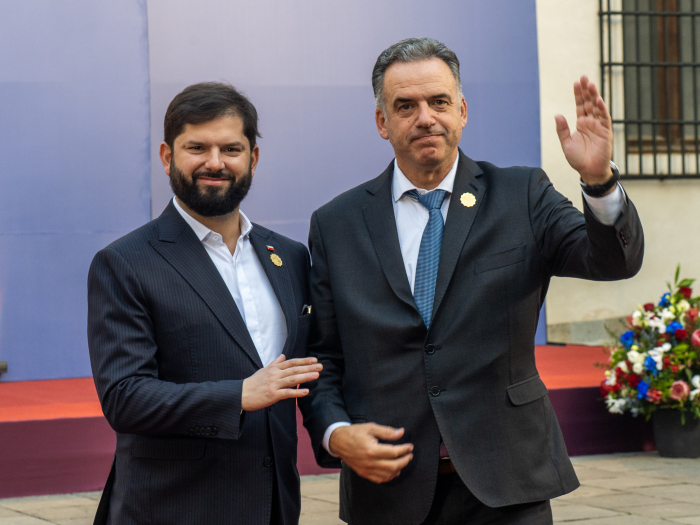 Presidentes de Uruguay, Chile, Colombia, Brasil y España posan de pie, sonriendo. 