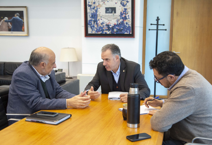 Presidente y secretario de Presidencia reunidos con representante del Partido Independiente.