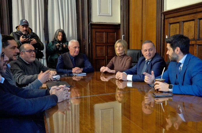 Ministro del Interior, autoridades de la cartera y representantes de partidos políticos dialogan.