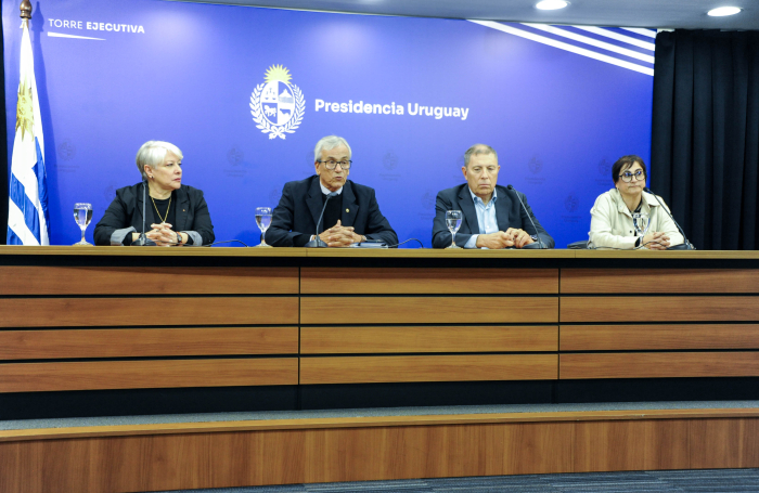 Ministros de Economía y Trabajo, presidenta del BPS y secretaria de ONAJPU sentados en mesa.