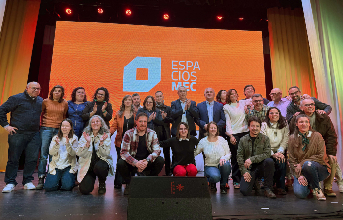 Ministro de Educación junto a funcionarios y autoridades del ministerio posa frente a cámara.