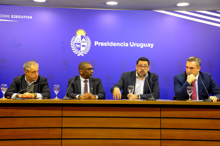 Secretario de Presidencia habla con micrófono en sala de prensa de Torre Ejecutiva. 