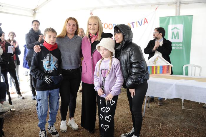 Cosse inauguró viviendas cooperativas en el barrio Piedras Blancas