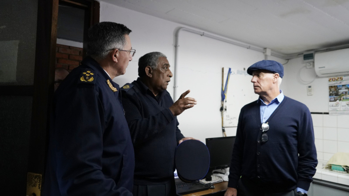 Ministro del Interior, director de la Policía Nacional y jefe de Policía de Rocha dialogan parados.