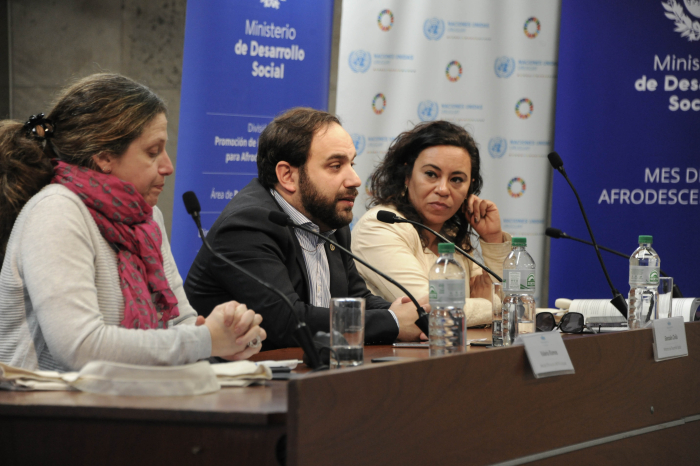 El ministro de Desarrollo Social junto a autoridades disertan en mesa con micrófonos