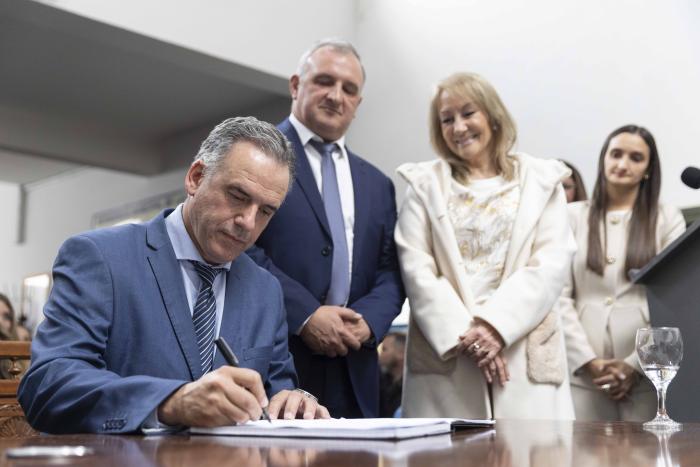 El presidente de la República, Yamandú Orsi, asistió a la ceremonia de asunción del intendente de La