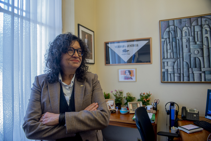 Primer plano de la directora de Derechos Humanos para el Pasado Reciente mirando hacia un costado. 