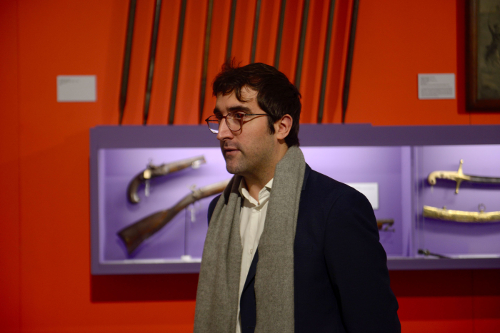 Director de Museo Histórico Nacional parado mira hacia un costado