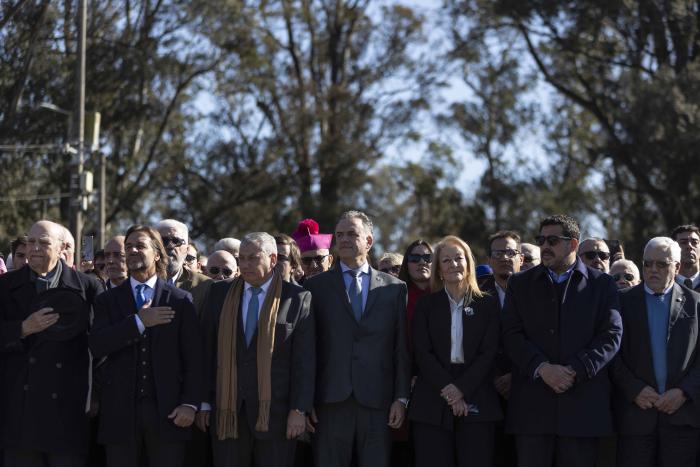  Presidente Orsi, vicepresidenta Cosse y secretario de Presidencia, junto a exmandatarios.