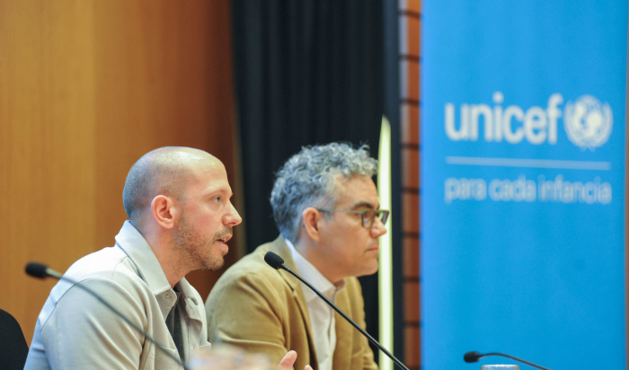 Director de Desarrollo Social y representante de Unicef en Uruguay sentados en mesa 