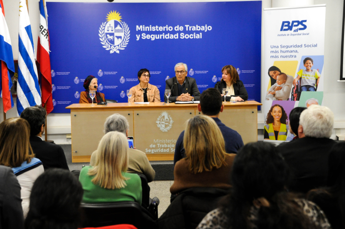 Mesa con autoridades encabezada por ministro de Trabajo