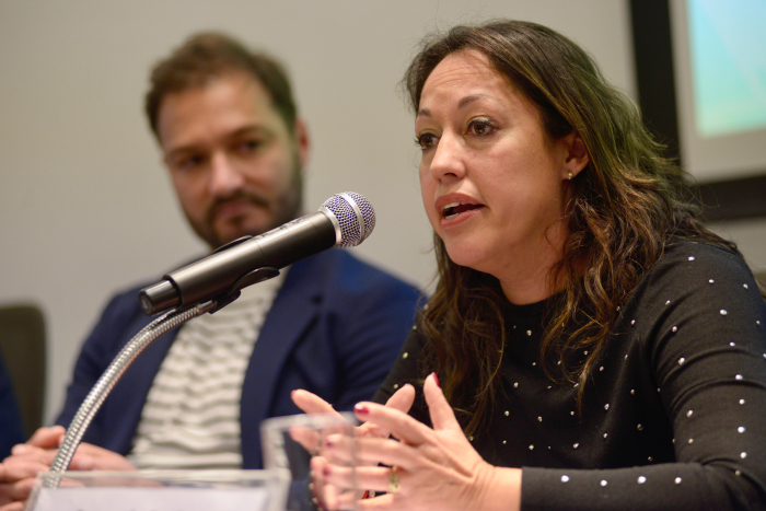 Ministra de Industria diserta sentada frente a un micrófono. A su lado, el presidente de ANDE.