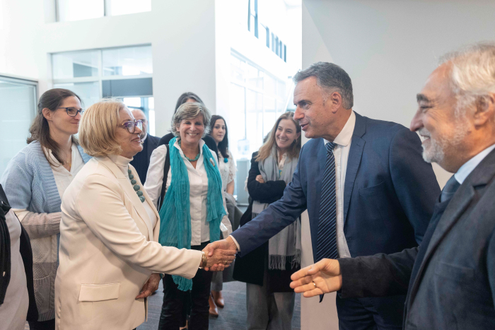 Presidente Orsi saluda con la mano a integrante de organización Mujeres por la Paz, Hyam Tannous