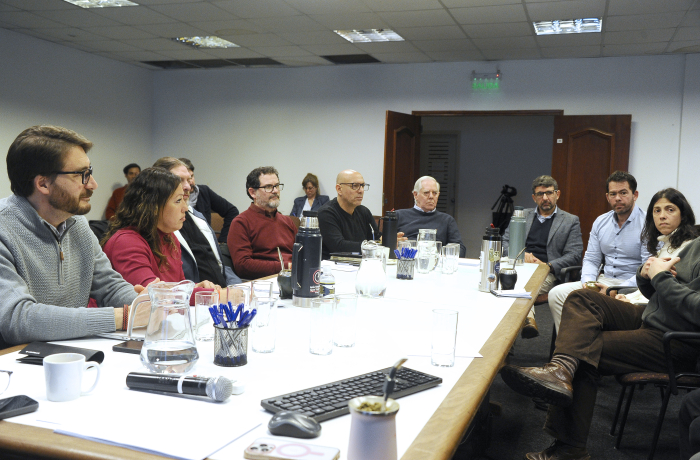 Ministra de Industria junto a representantes de trabajadores, cámaras empresariales y de la academia