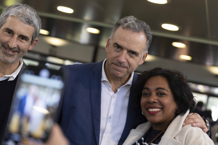 Presidente Orsi, junto al presidente de la ANEP y una maestra comunitaria, posa sonriente