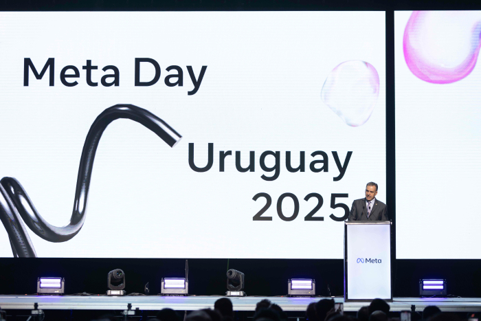 Presidente diserta parado en atril con micrófono en escenario del Antel Arenas.