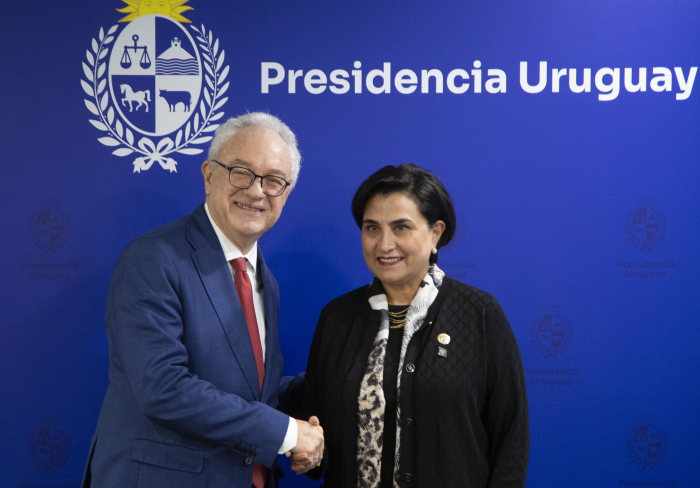 Ministro de Relaciones Exteriores de Uruguay y su par de Ecuador posan frente a cámara 