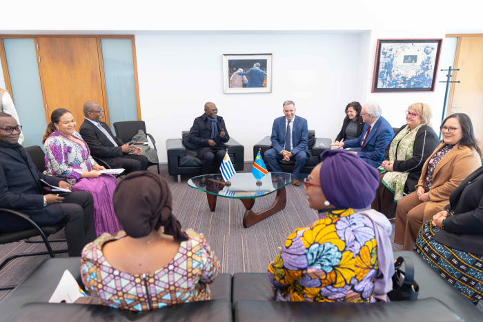 Presidente Orsi sentado dialoga con ministros y delegación de la República Democrática del Congo.