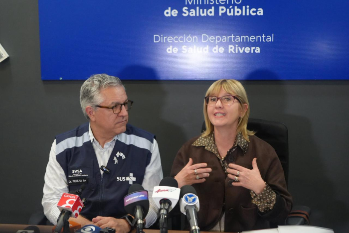 Ministra de Salud firma documento en mesa junto a su par de Brasil 