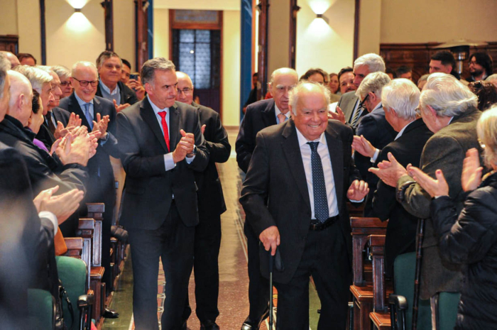 Orsi junto a Iglesias, Sanguinetti y Sturla ingresan en la iglesia de la Universidad Católica.