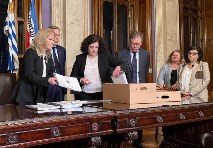 Cosse sostiene un ejemplar del Presupuesto Nacional en el Palacio Legislativo. 