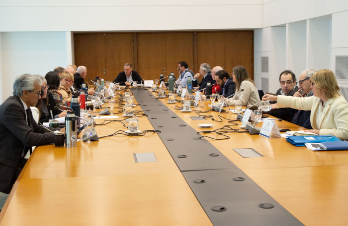Orsi sentado en la cabecera de mesa larga de madera junto a todos los ministros de Estado