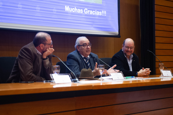 Director general de Servicios Ganaderos diserta sentado en mesa con micrófono 